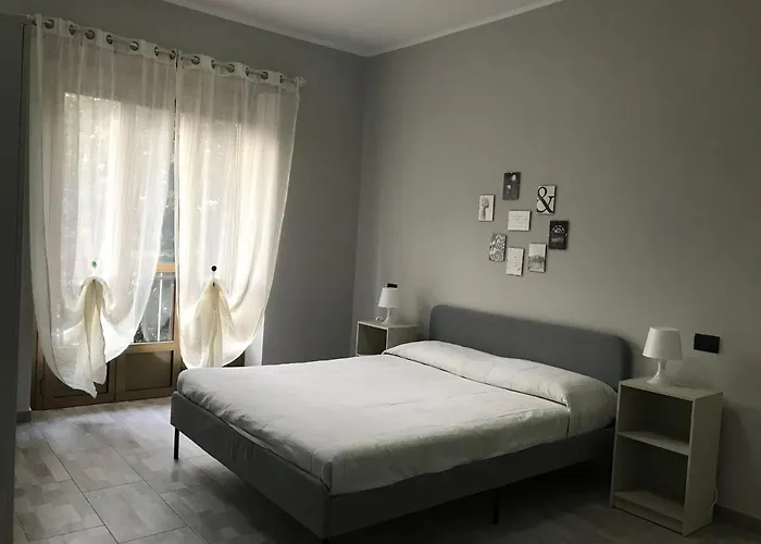 Il Borgo Antico: Vista Su Reggia Di Appartement *