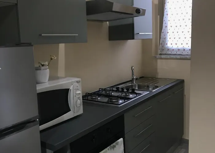 Il Borgo Antico: Vista Su Reggia Di