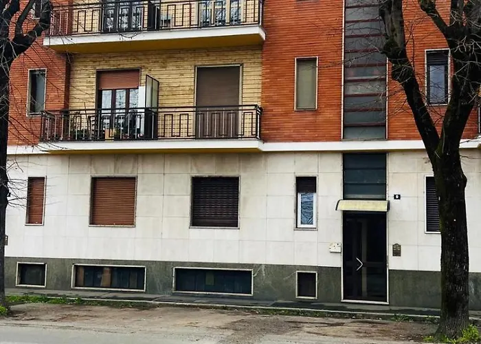 Il Borgo Antico: Vista Su Reggia Di *